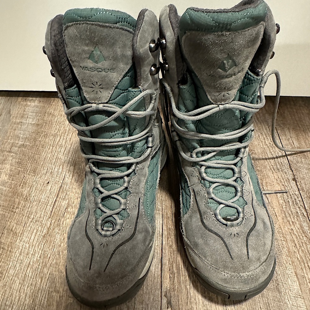 Nearly new! VASQUE lightly insulated waterproof hiking / casual outdoor boots.